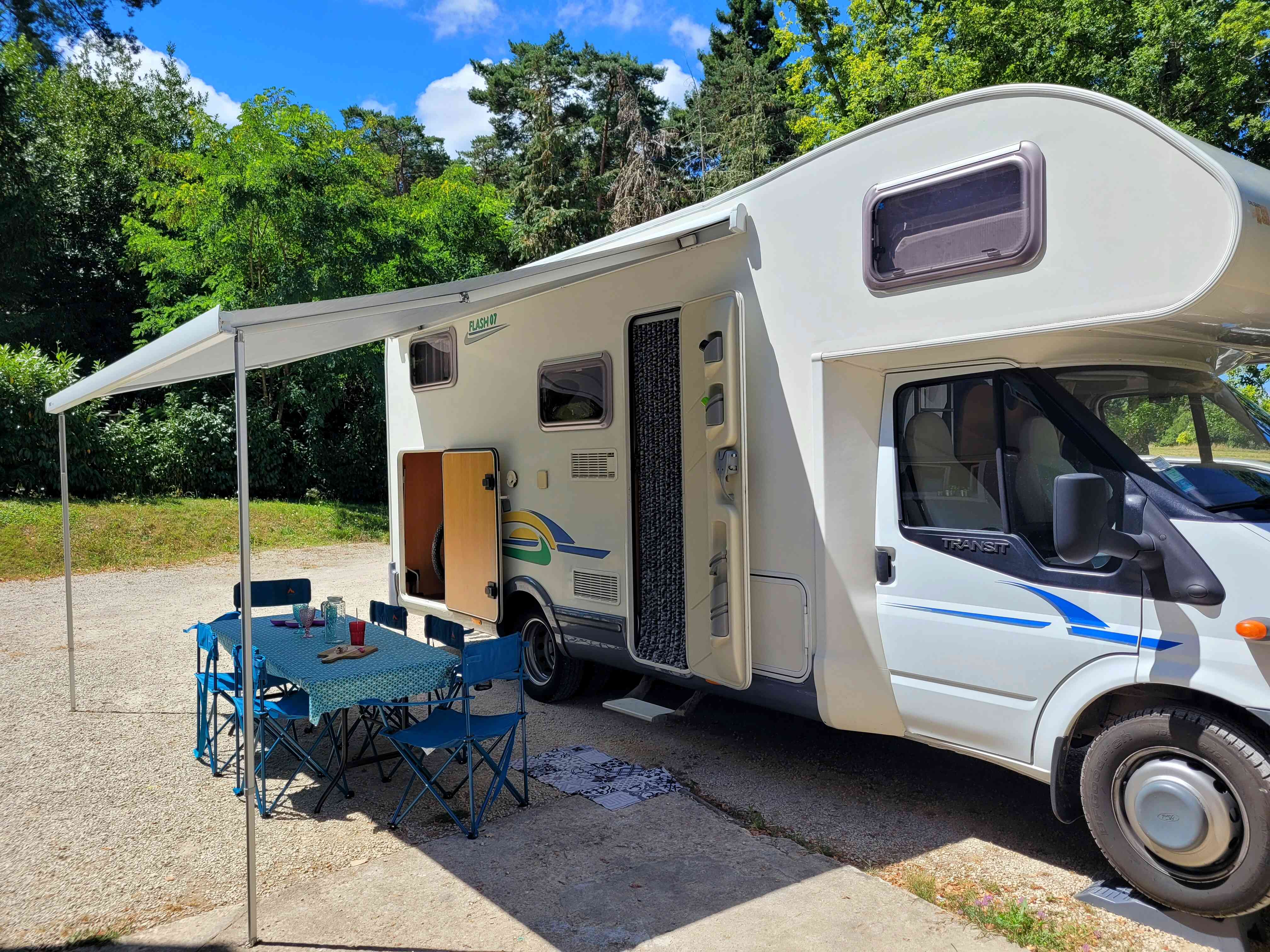 camping-car CHAUSSON   extérieur / latéral droit